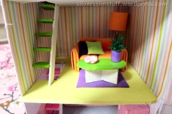 cracker box dollshouse - lounge